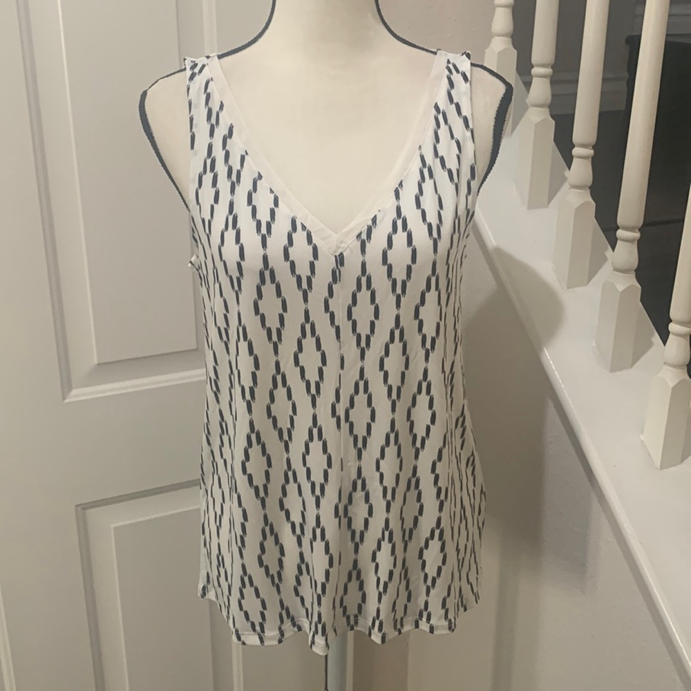 BANANA REPUBLIC B/W stretchy, sleeveless V-neck top Small